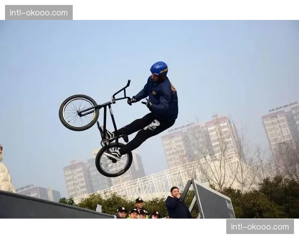 BMX运动技术演进：从空中姿态审美追求到极限环境下稳定性控制